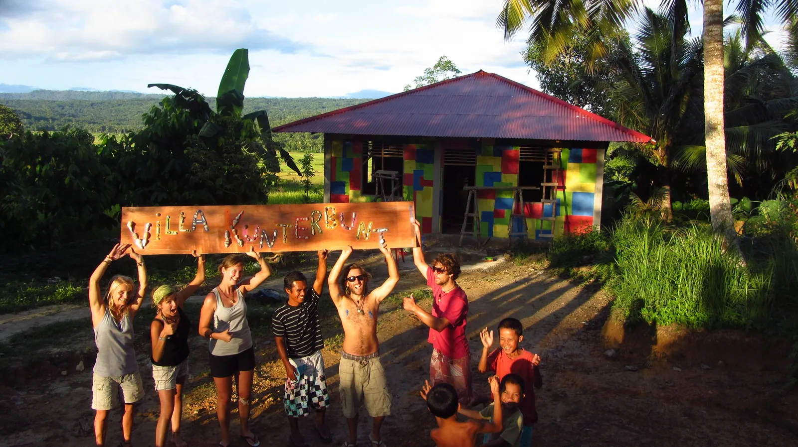 Villa Warna Warni auf Nias mit Kindern, Unterstützern und dem fertigen Haus